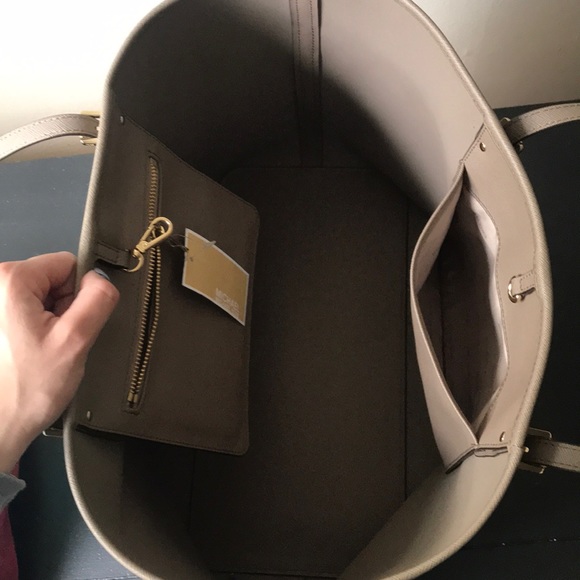 Michael Kors purse - Picture 3 of 4